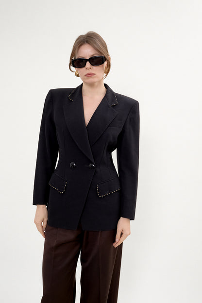 Wide shoulders fitted blazer